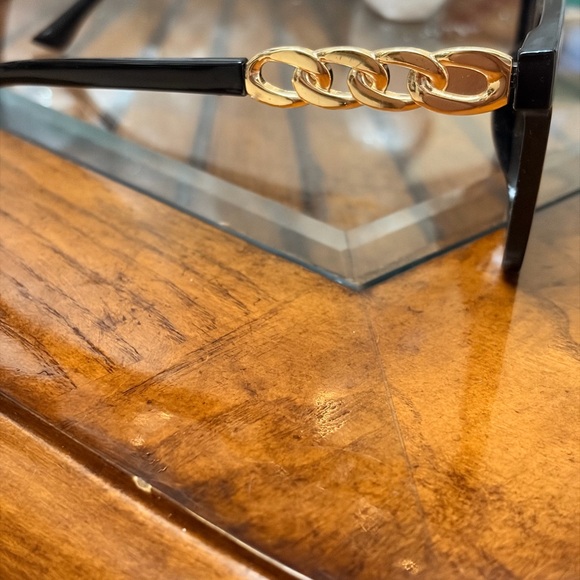 Stylish Black Square Sunglasses - Picture 3 of 3